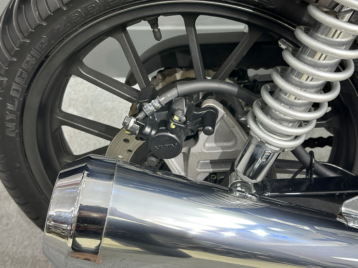 phanh sau Honda CB350 Hness Pro 2023 đen bóng 